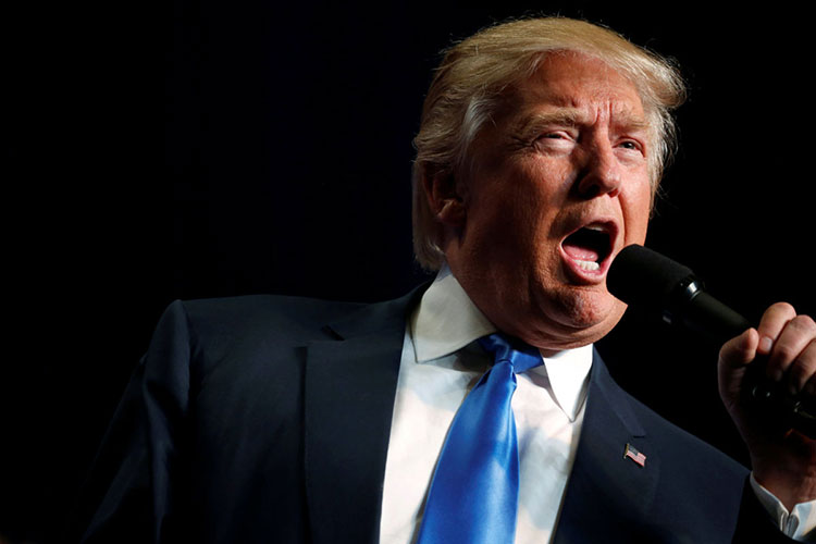 Aseguran testigos que Trump sí besó a fuerza a reportera