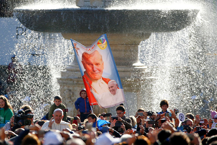 El Papa recuerda a Juan Pablo II; llama a abatir muros con el diálogo