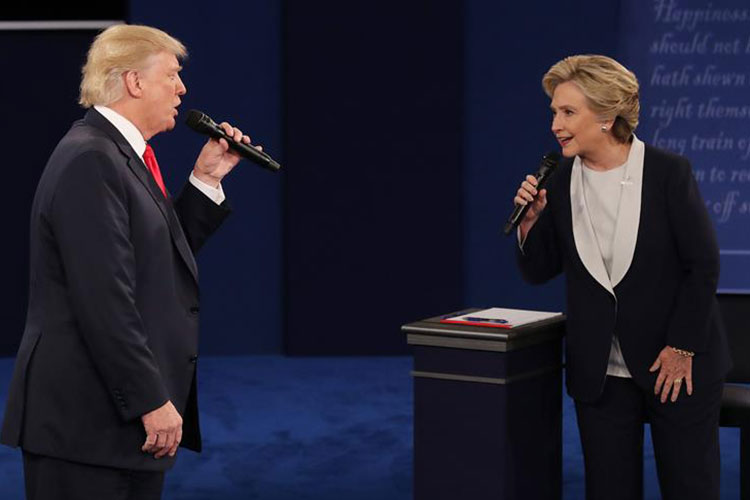 Clinton mantiene ventaja sobre Trump entre hispanos