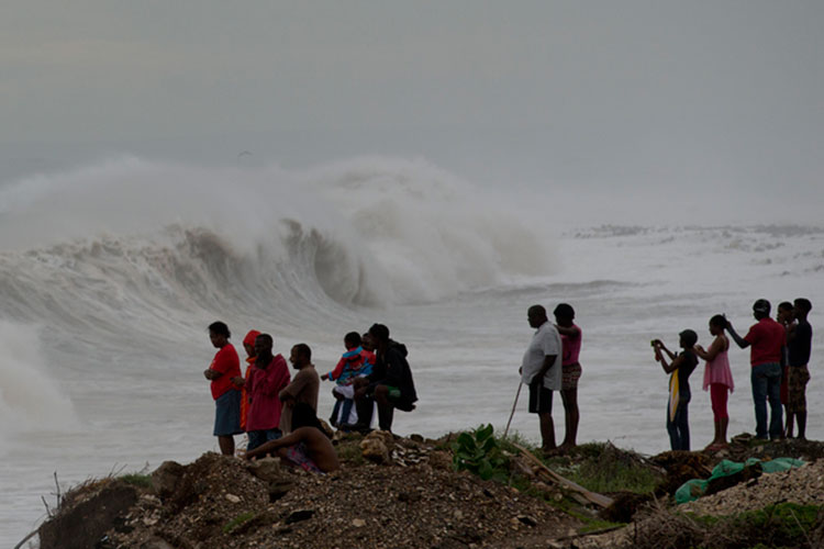 ‘Matthew’ azota Haití con enormes olas