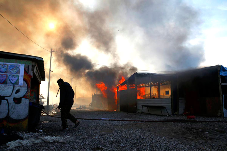 Reportan incendios en campamento de migrantes de Calais en Francia