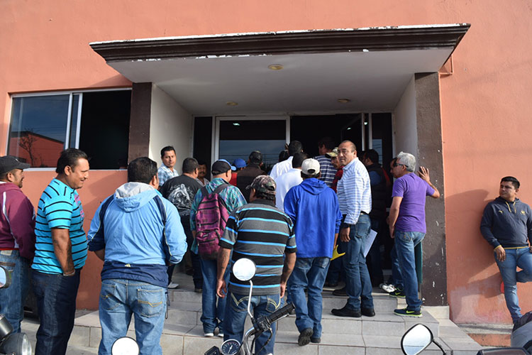 Inicia con gritos asamblea del sindicato