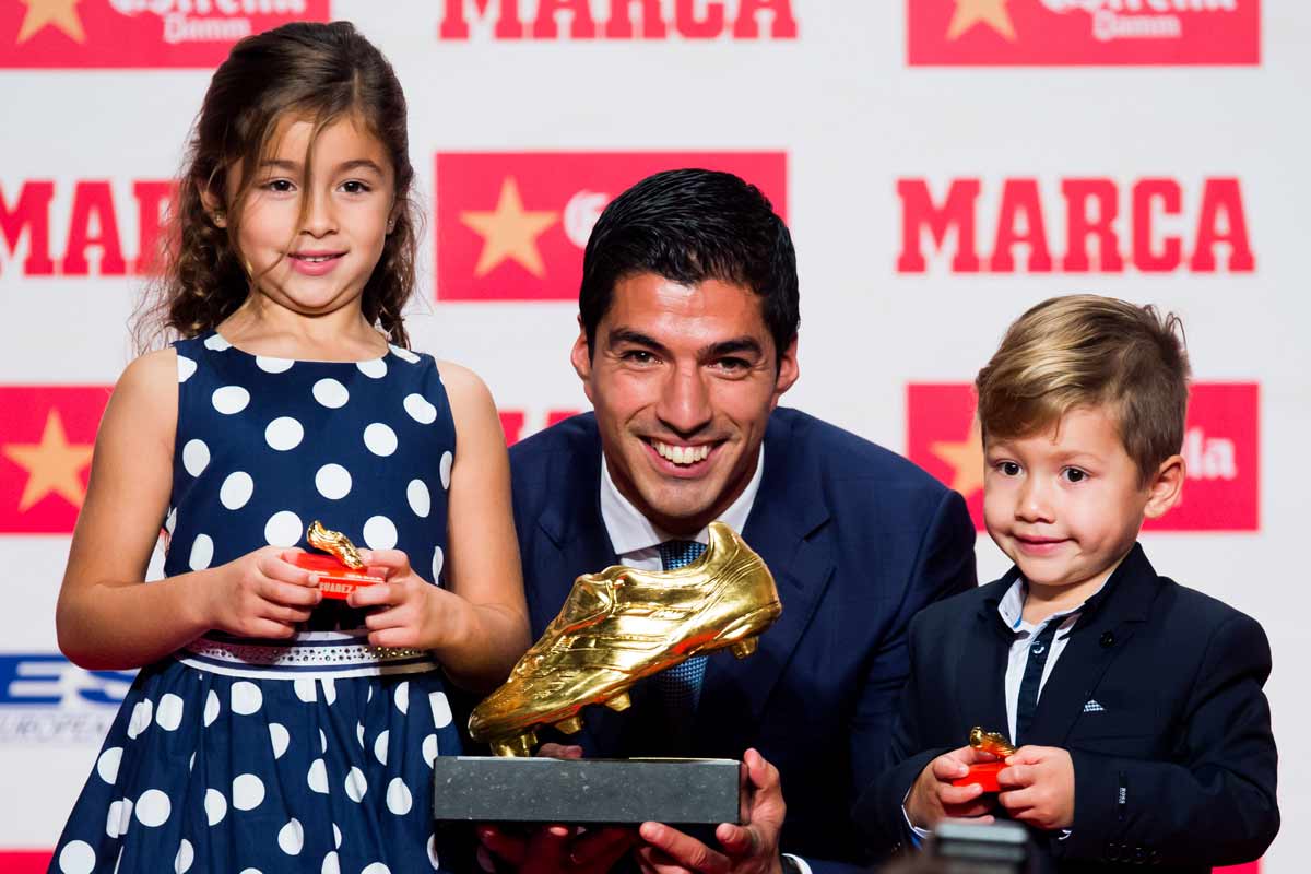 Luis Suárez recibe su segunda bota de oro