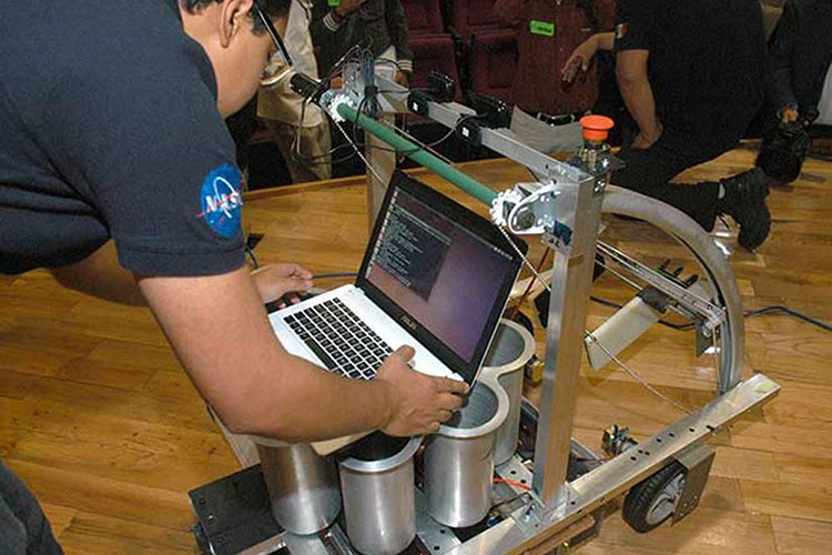 Mexicanos que ganaron premio de la NASA, sin laboratorio fijo