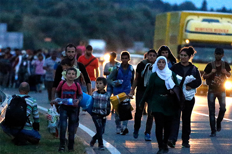Más de 300 migrantes marchan hacia Hungría esperando entrar en la UE