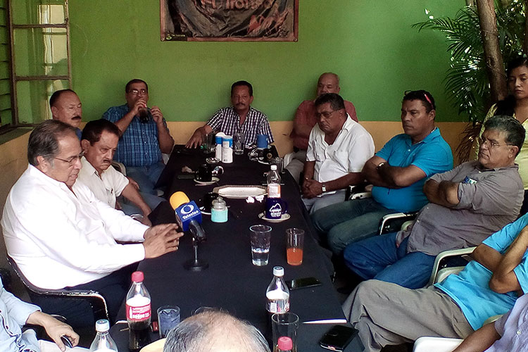 Quieren apoyo de los militantes, pero amenazan con expulsarlos