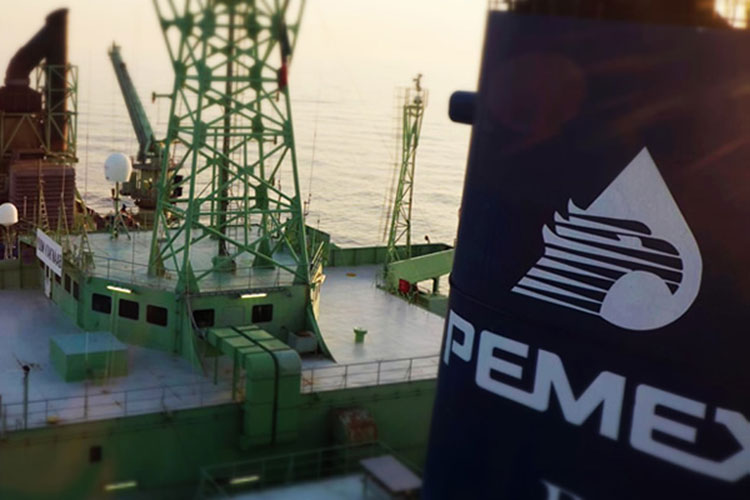 Recortan gasto a Pemex, dan más ayuda para jefes del Sindicato