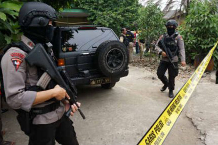 Presunto seguidor del EI hiere con cuchillo a tres policías en Indonesia