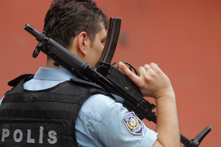 Suspende gobierno turco a 12 mil policías más