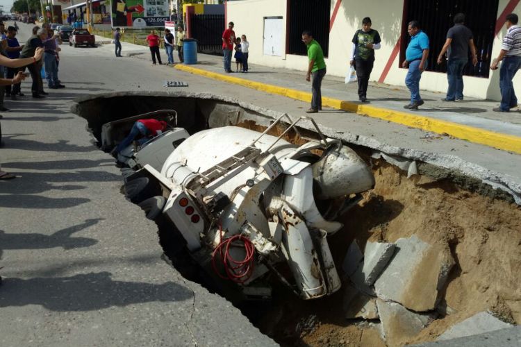 Se hunde camión entre calles de Ciudad Madero