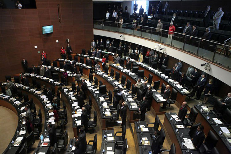 Peña acuerda diálogo con senadores del PAN