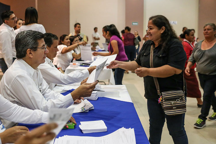 Miles de padres acuden a recoger solicitud de beca municipales