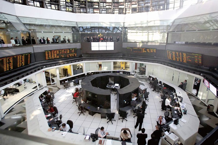 Dólar se vende en 18.90 pesos; BMV opera al alza