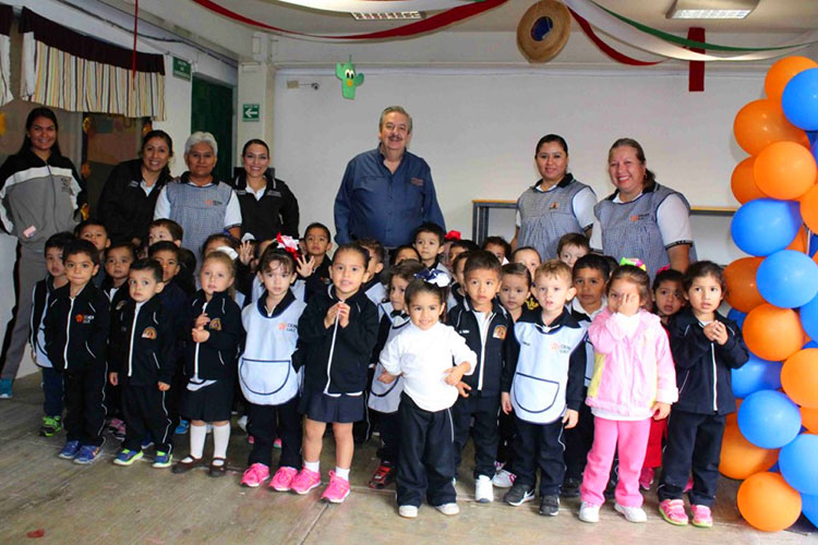 Convive Rector con la gran familia del Cendi-UAT
