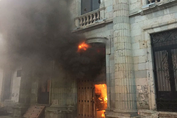 Porros toman Facultad de Derecho en Oaxaca