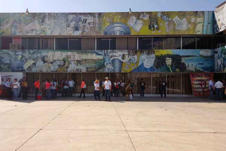 Llega Diódoro Guerra a comparecer a la SET