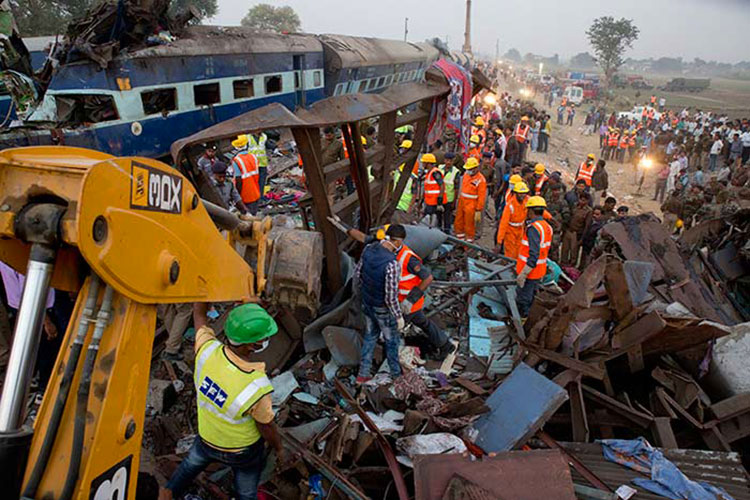 Accidente de tren en India deja más de 100 muertos