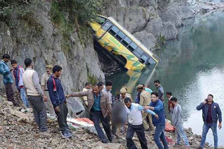Mueren al menos 16 personas en accidente de autobús en India