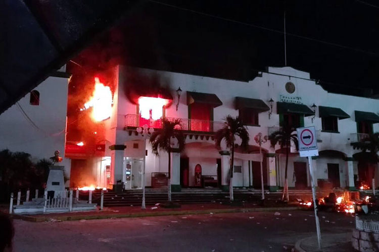 Incendian alcaldía de Catemaco por cura desaparecido