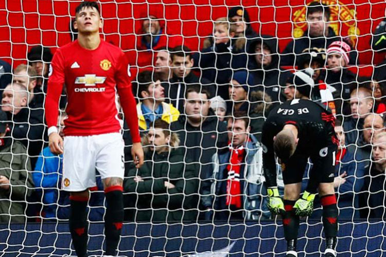 Arsenal le arrebata la victoria al United de Mourinho