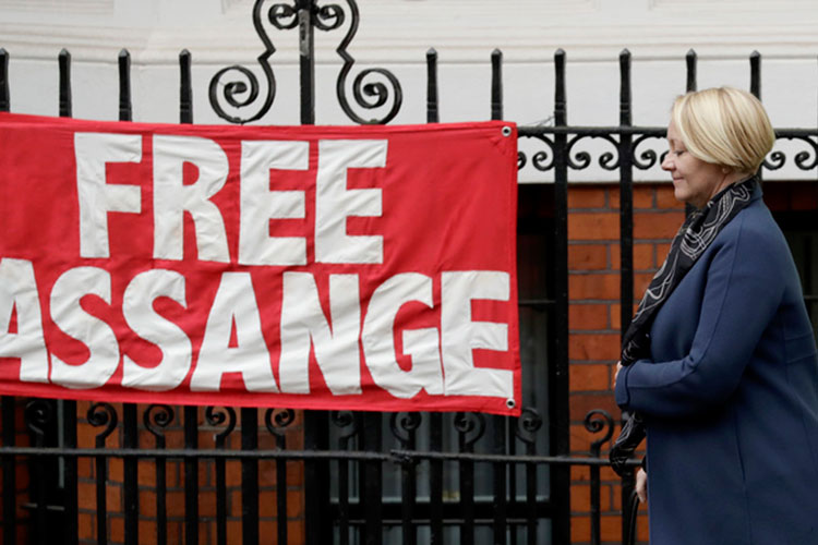 Tras dos días, termina interrogatorio de Assange