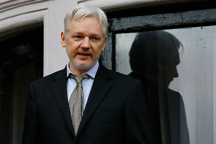 Fiscal sueca interroga a Assange por supuesto caso de violación
