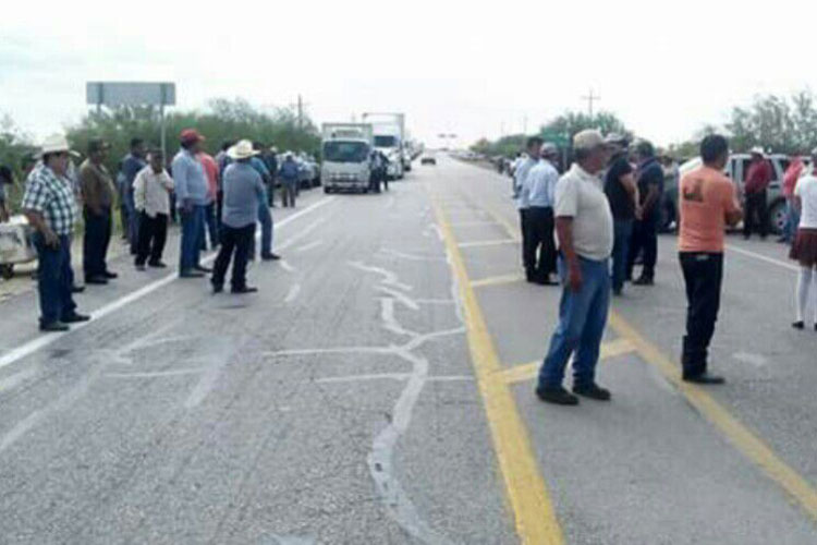 Levantan bloqueo carretero  productores de San Fernando