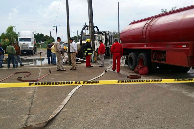 Alarma por derrame de solvente en registros de CFE en Madero