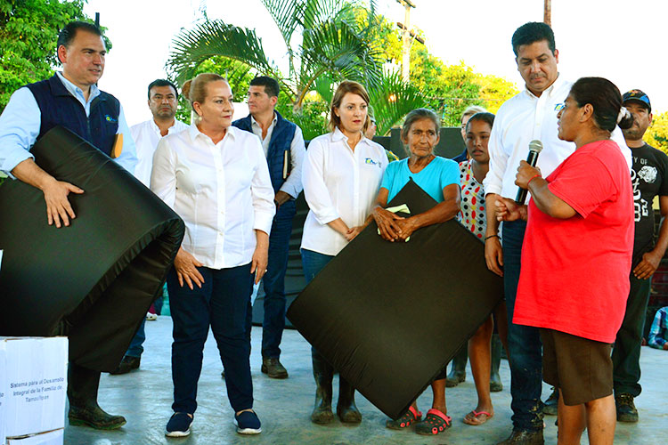 Cabeza de Vaca y Laura Amparán entregan apoyos a damnificados