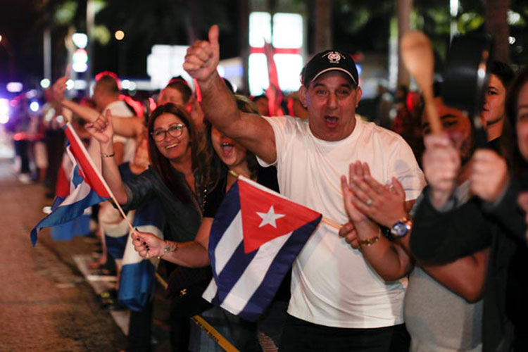 Cubanos siguen ‘celebrando’ en Miami por la muerte de Castro