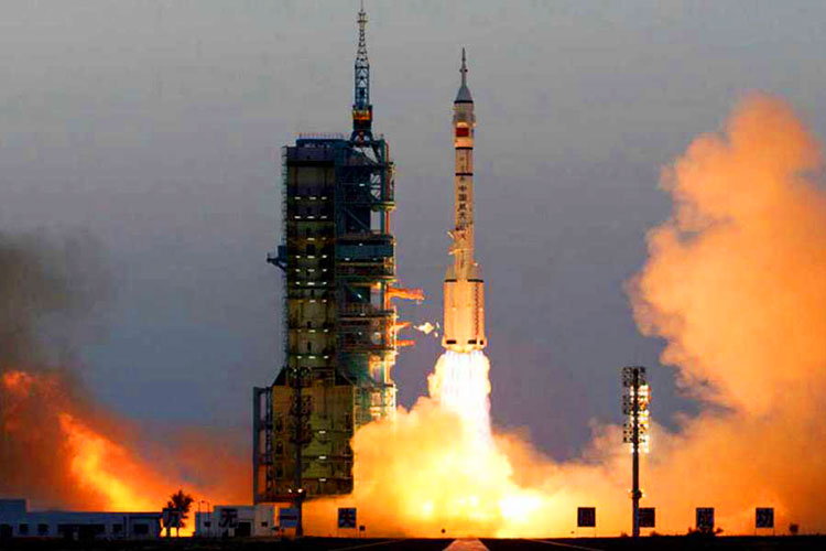 China lanza al espacio su mayor cohete propulsor