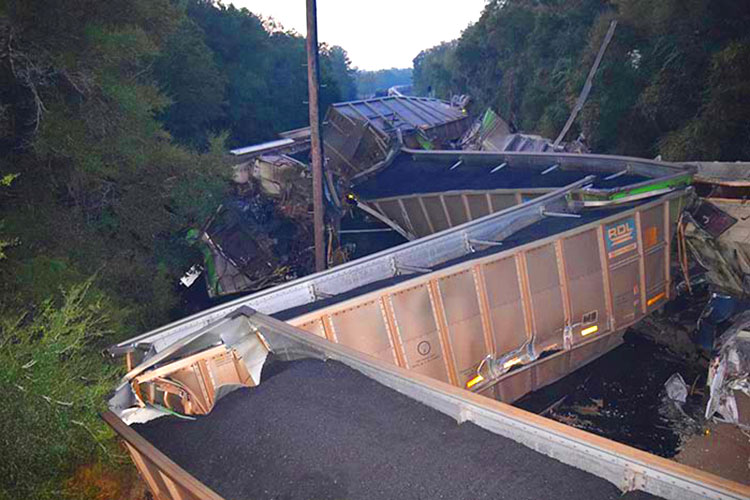 Choque de trenes en Florida provoca derrame de combustible