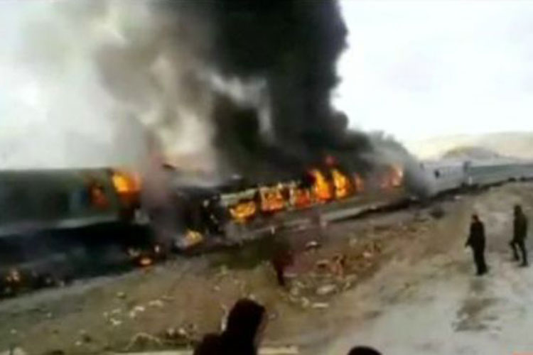 Al menos 40 muertos por choque de dos trenes de pasajeros en Irán
