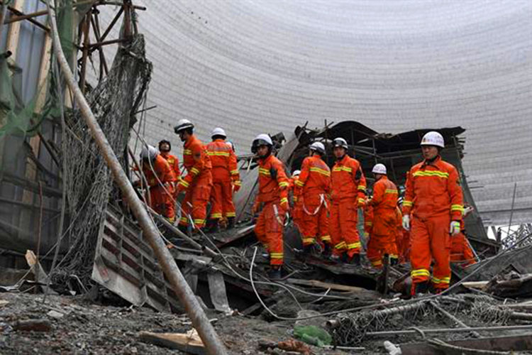 Se derrumba construcción en China, al menos 67 muertos