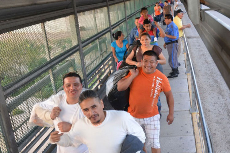 Pactan industrias contratar a mexicanos deportados de EU