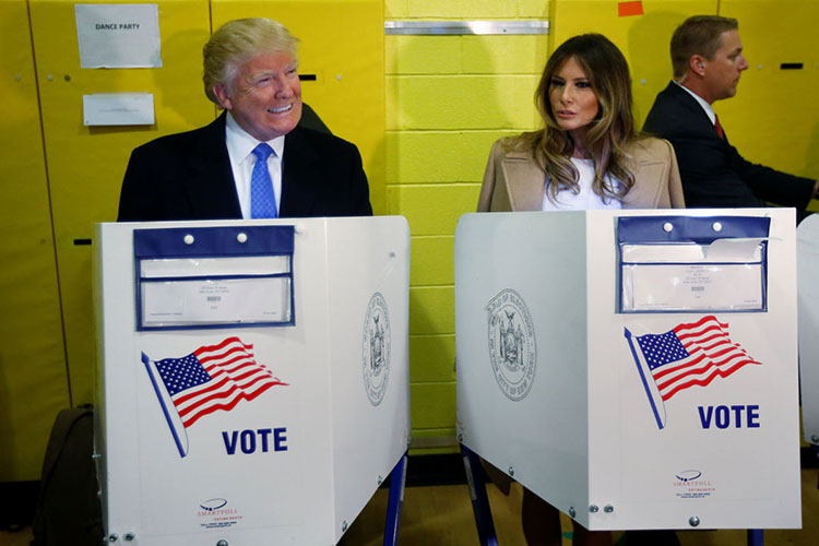 Donald Trump acude a emitir su voto