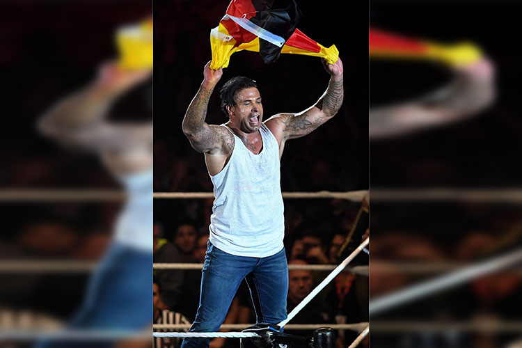 De portero a luchador; Exportero mundialista debuta como luchador