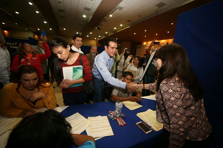 Acuden a la Expo Empleo más de mil personas