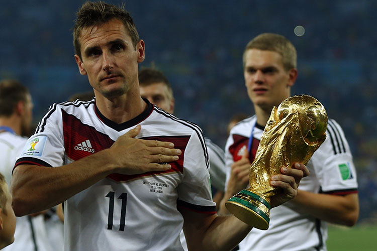 Klose anuncia que cuelga los botines; Se preparará como DT