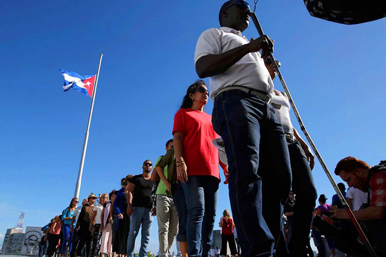 Hacen largas filas para dar el último adiós a Fidel Castro