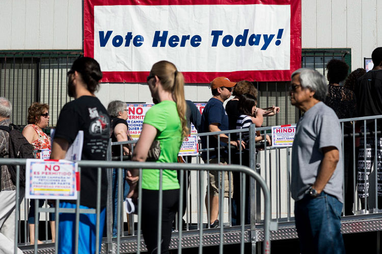 Latinos y negros acuden en masa a votar anticipadamente