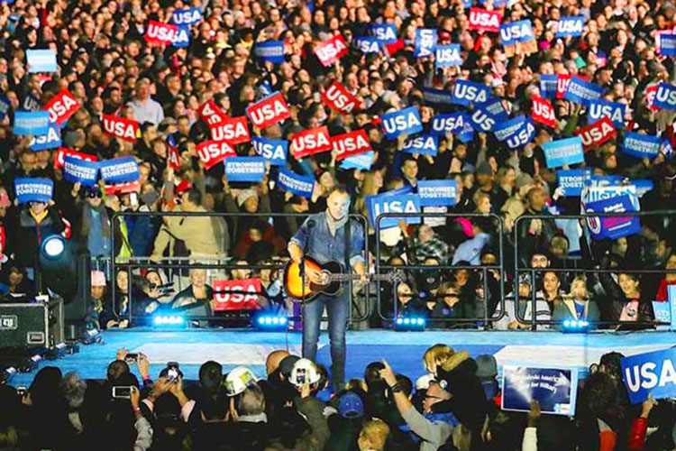 Latinos habrían votado en masa por Clinton