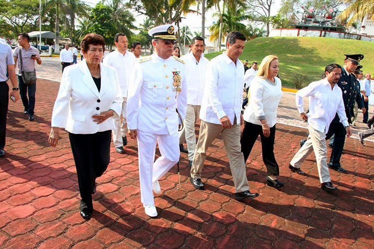 Celebra Magda Peraza día de la Armada junto a Cabeza de Vaca