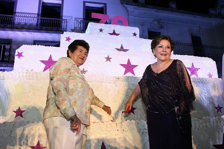 Reparte Magdalena Peraza el pastel más grande de México