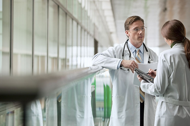 Bata blanca de médicos podría transmitir enfermedades, revela sondeo