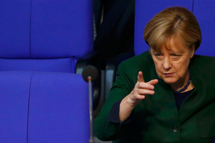 Merkel fustiga decisión de Trump de retirar a EEUU del TPP