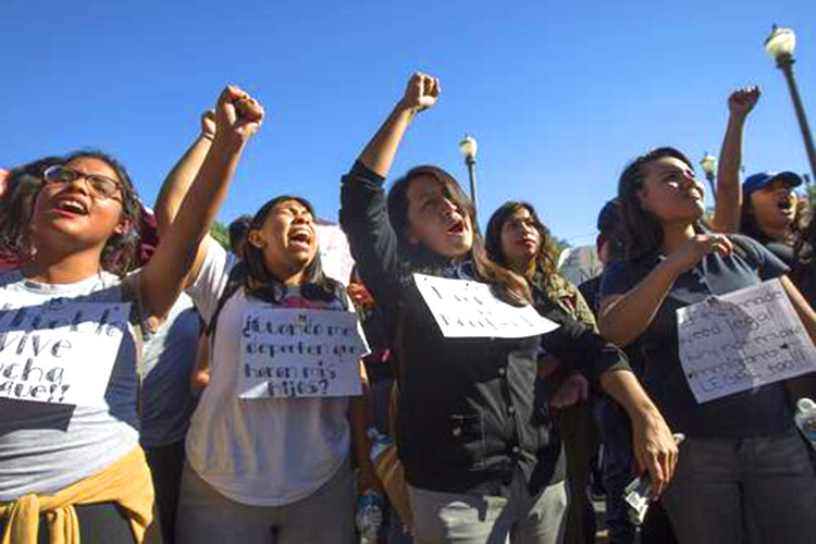 Migrantes se organizan y cierran filas en EU