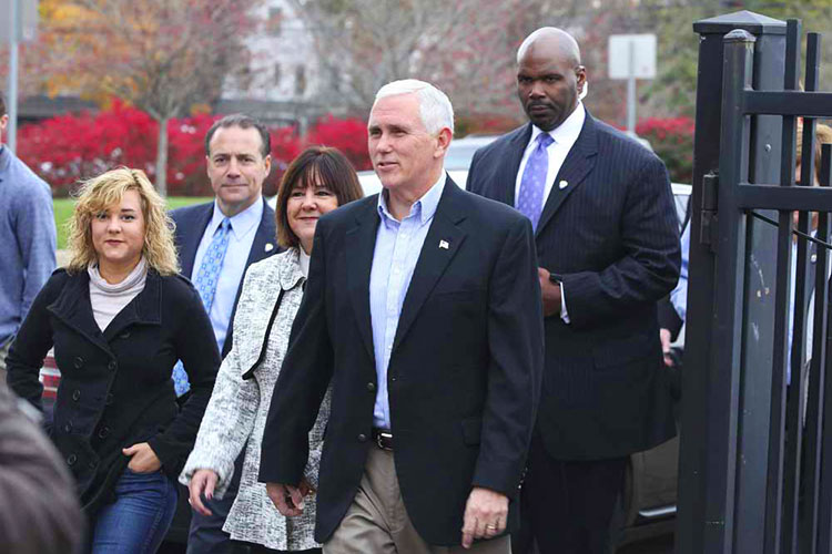 Mike Pence, compañero de fórmula de Trump emite su voto
