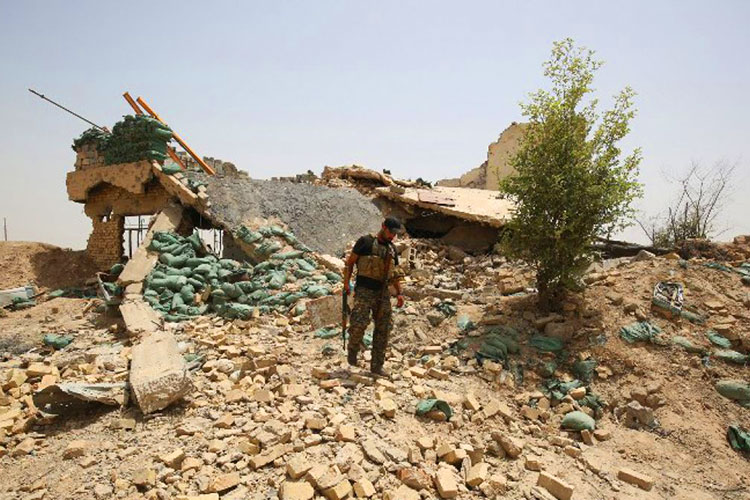 Hallan en Mosul fosa común con 100 civiles decapitados por yihadistas