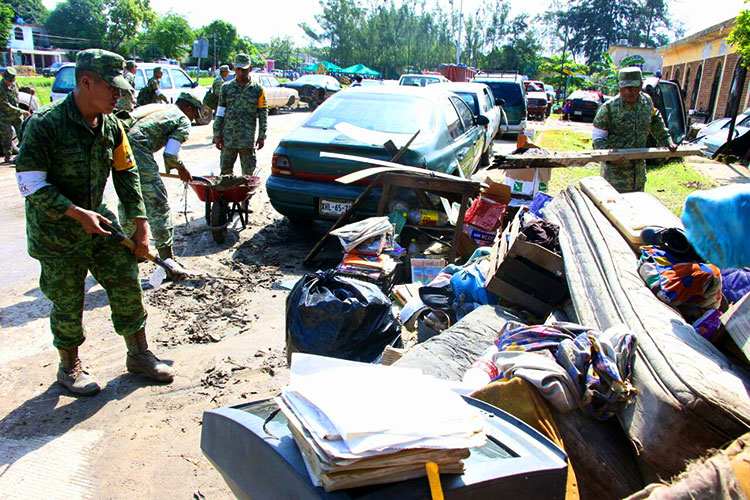 ‘Levantan’ 100 toneladas de muebles por inundaciones en Madero